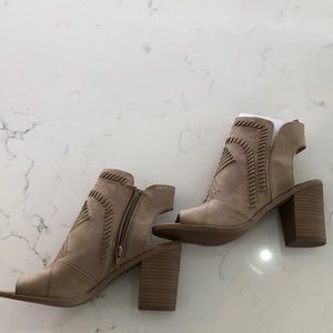 Brand new, universal threads women’s shoes